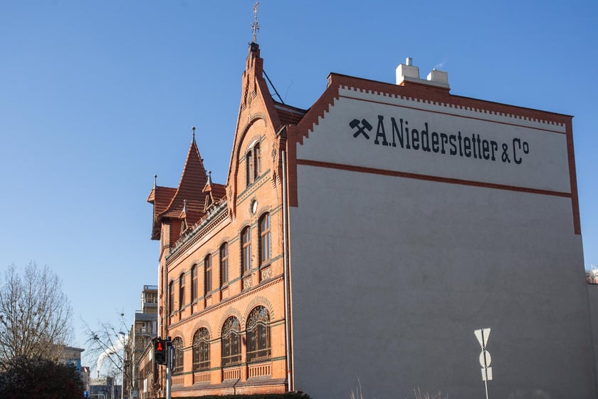 Browary Wrocławskie powstały w miejscu, gdzie od początku XIX wieku istniał "Brauerei Pfeifferhof'', Carla Scholtza, a po 1945 r. Browar Piastowski. Historia tego miejsca została zachowana w nowym wydaniu powstającego tu od kilku lat osiedla.&nbsp;