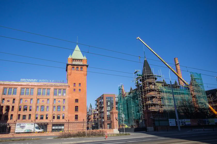 Browary Wrocławskie powstały w miejscu, gdzie od początku XIX wieku istniał "Brauerei Pfeifferhof'', Carla Scholtza, a po 1945 r. Browar Piastowski. Historia tego miejsca została zachowana w nowym wydaniu powstającego tu od kilku lat osiedla.&nbsp;