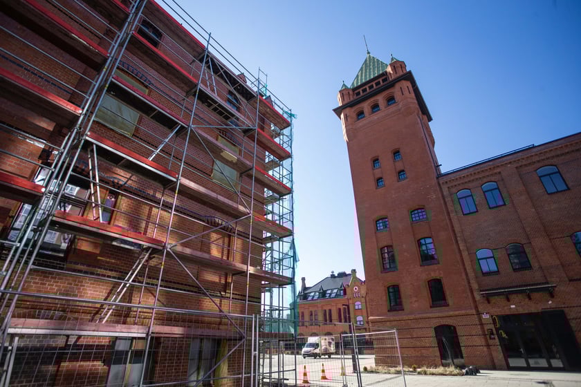 Browary Wrocławskie powstały w miejscu, gdzie od początku XIX wieku istniał "Brauerei Pfeifferhof'', Carla Scholtza, a po 1945 r. Browar Piastowski. Historia tego miejsca została zachowana w nowym wydaniu powstającego tu od kilku lat osiedla.&nbsp;