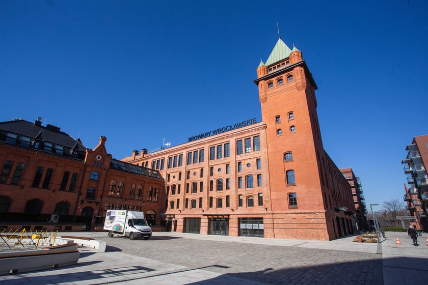 Browary Wrocławskie powstały w miejscu, gdzie od początku XIX wieku istniał "Brauerei Pfeifferhof'', Carla Scholtza, a po 1945 r. Browar Piastowski. Historia tego miejsca została zachowana w nowym wydaniu powstającego tu od kilku lat osiedla.&nbsp;