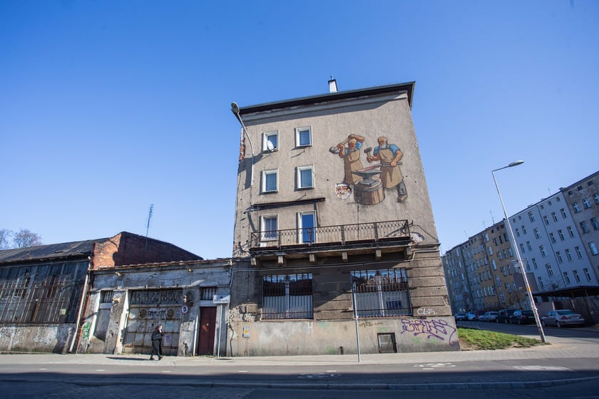 przedwojenna ślusarnia&nbsp;Ślusarnia Karla Trippela przy ul. Rychtalskiej 5. Warto się tu przyjrzeć zabytkowej, zdobionej bramie tych niedziałających już zakład&oacute;w oraz niewielkim latarniom.