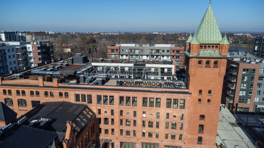 Browary Wrocławskie powstały w miejscu, gdzie od początku XIX wieku istniał "Brauerei Pfeifferhof'', Carla Scholtza, a po 1945 r. Browar Piastowski. Historia tego miejsca została zachowana w nowym wydaniu powstającego tu od kilku lat osiedla.&nbsp;