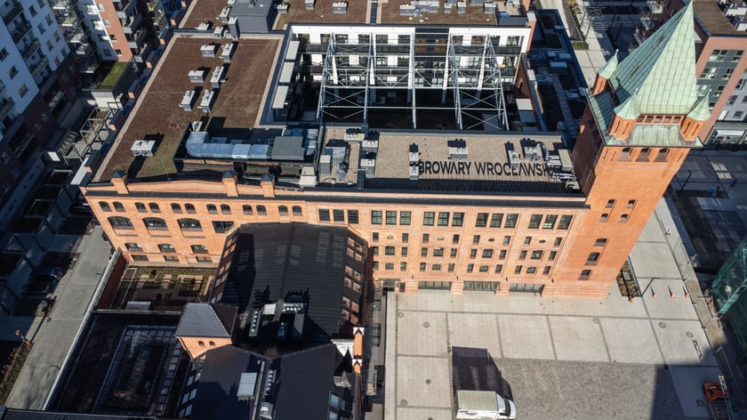 Browary Wrocławskie powstały w miejscu, gdzie od początku XIX wieku istniał "Brauerei Pfeifferhof'', Carla Scholtza, a po 1945 r. Browar Piastowski. Historia tego miejsca została zachowana w nowym wydaniu powstającego tu od kilku lat osiedla.&nbsp;