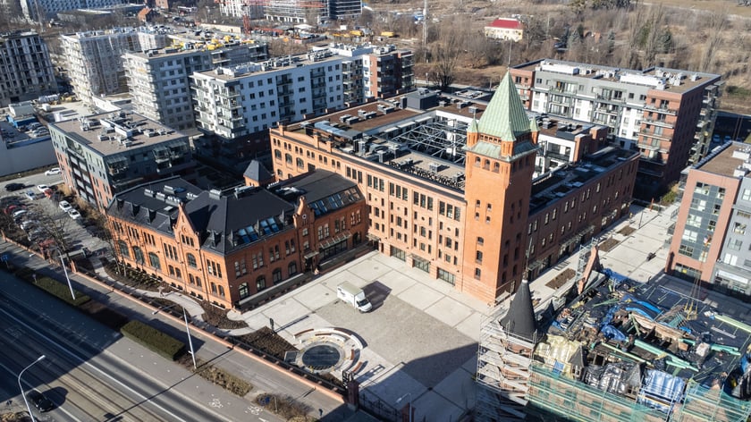 Browary Wrocławskie powstały w miejscu, gdzie od początku XIX wieku istniał "Brauerei Pfeifferhof'', Carla Scholtza, a po 1945 r. Browar Piastowski. Historia tego miejsca została zachowana w nowym wydaniu powstającego tu od kilku lat osiedla.&nbsp;