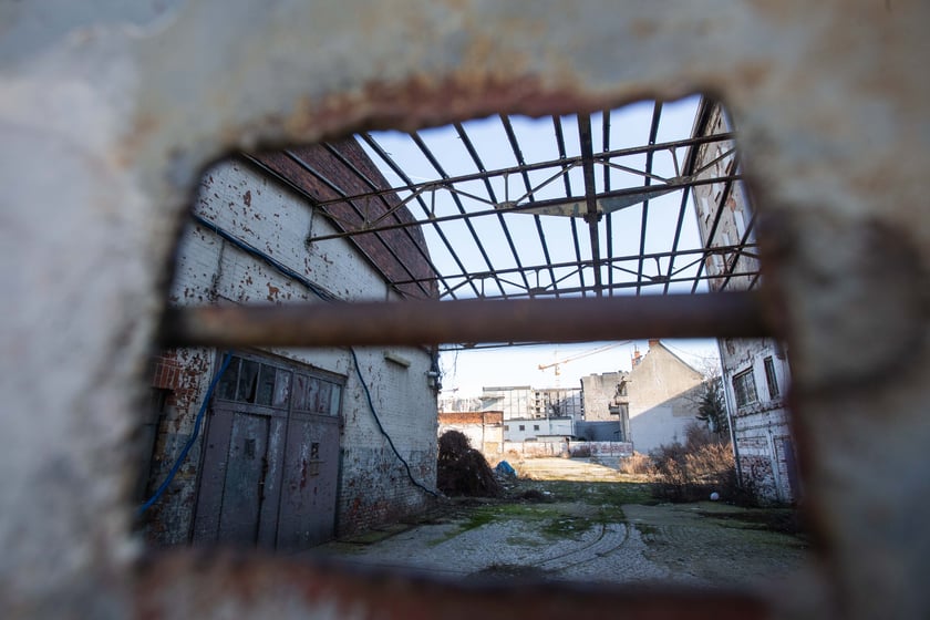 Przedwojenna ślusarnia&nbsp;Ślusarnia Karla Trippela przy ul. Rychtalskiej 5. Warto się tu przyjrzeć zabytkowej, zdobionej bramie tych niedziałających już zakład&oacute;w oraz niewielkim latarniom.