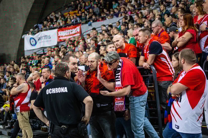 Śląsk Wrocław przegrał z Czarnymi Słupsk w Hali Stulecia. Spotkanie zakończone z wynikiem 74:86 spowodowało, że WKS nie jest już liderem tabeli.&nbsp;