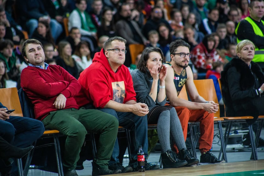 Śląsk Wrocław przegrał z Czarnymi Słupsk w Hali Stulecia. Spotkanie zakończone z wynikiem 74:86 spowodowało, że WKS nie jest już liderem tabeli.&nbsp;