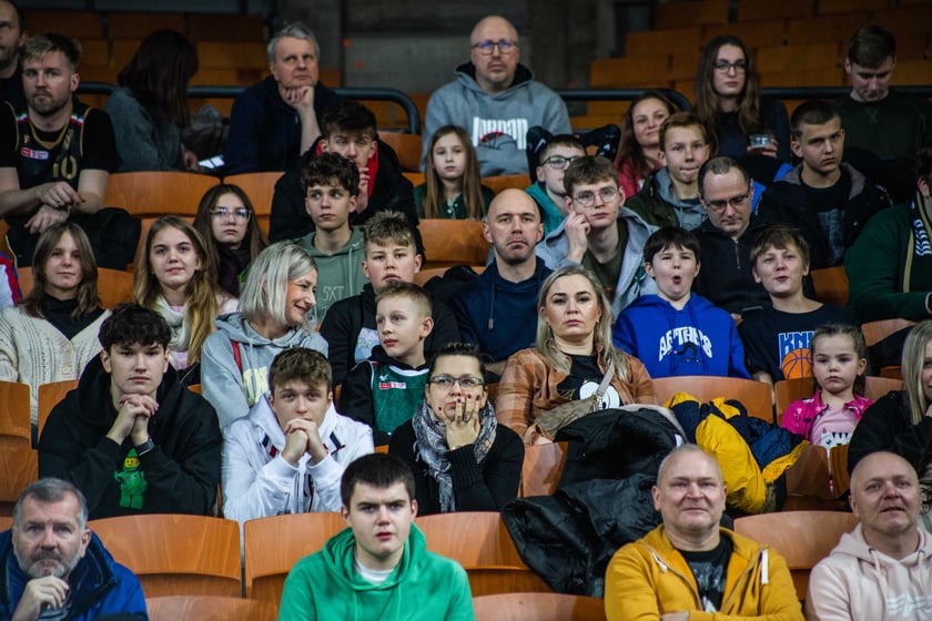 Śląsk Wrocław przegrał z Czarnymi Słupsk w Hali Stulecia. Spotkanie zakończone z wynikiem 74:86 spowodowało, że WKS nie jest już liderem tabeli.&nbsp;