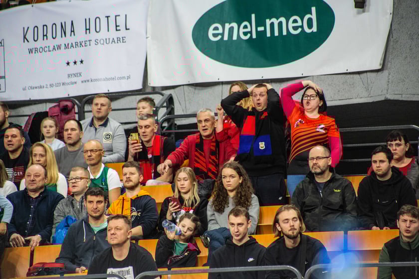 Śląsk Wrocław przegrał z Czarnymi Słupsk w Hali Stulecia. Spotkanie zakończone z wynikiem 74:86 spowodowało, że WKS nie jest już liderem tabeli.&nbsp;