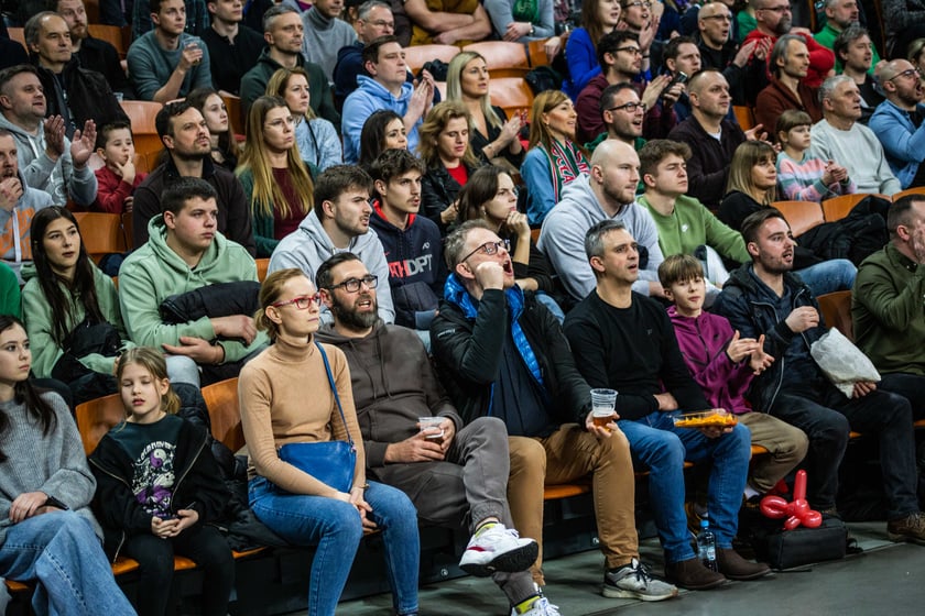 Śląsk Wrocław przegrał z Czarnymi Słupsk w Hali Stulecia. Spotkanie zakończone z wynikiem 74:86 spowodowało, że WKS nie jest już liderem tabeli.&nbsp;