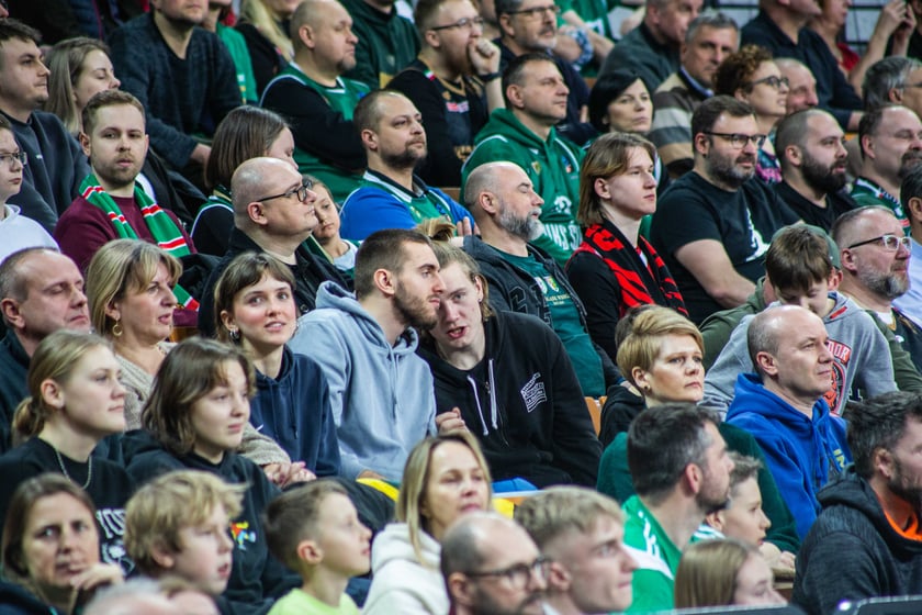 Śląsk Wrocław przegrał z Czarnymi Słupsk w Hali Stulecia. Spotkanie zakończone z wynikiem 74:86 spowodowało, że WKS nie jest już liderem tabeli.&nbsp;