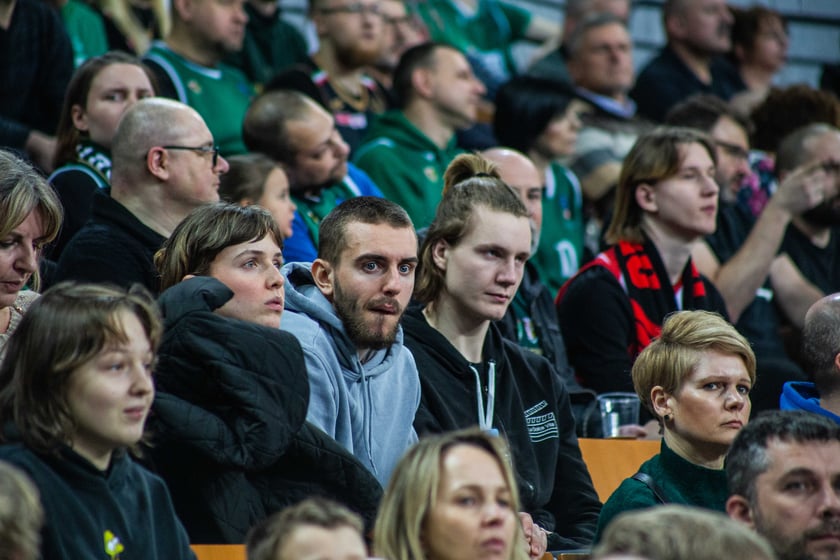 Śląsk Wrocław przegrał z Czarnymi Słupsk w Hali Stulecia. Spotkanie zakończone z wynikiem 74:86 spowodowało, że WKS nie jest już liderem tabeli.&nbsp;