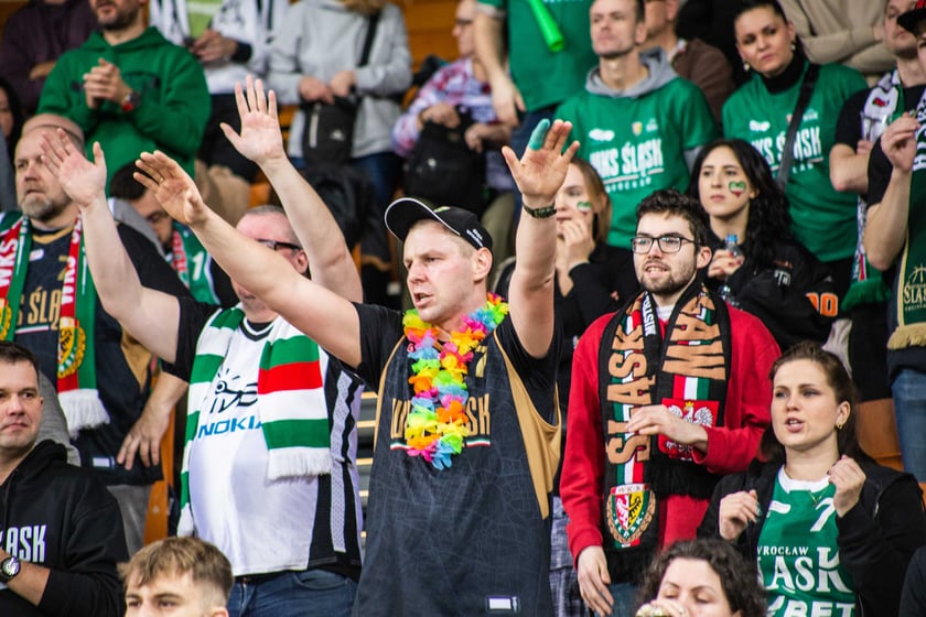 Śląsk Wrocław przegrał z Czarnymi Słupsk w Hali Stulecia. Spotkanie zakończone z wynikiem 74:86 spowodowało, że WKS nie jest już liderem tabeli.&nbsp;