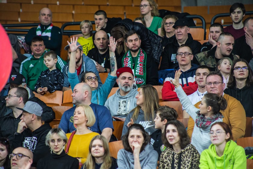 Śląsk Wrocław przegrał z Czarnymi Słupsk w Hali Stulecia. Spotkanie zakończone z wynikiem 74:86 spowodowało, że WKS nie jest już liderem tabeli.&nbsp;