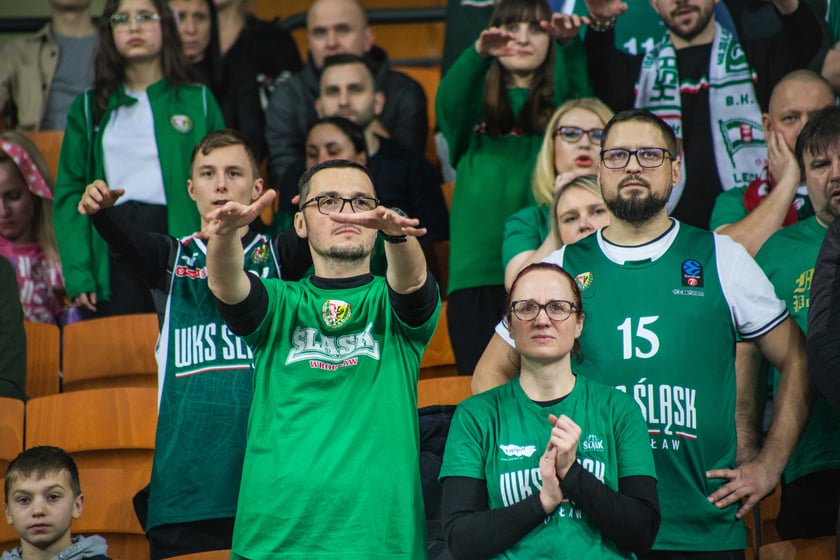 Śląsk Wrocław przegrał z Czarnymi Słupsk w Hali Stulecia. Spotkanie zakończone z wynikiem 74:86 spowodowało, że WKS nie jest już liderem tabeli.&nbsp;