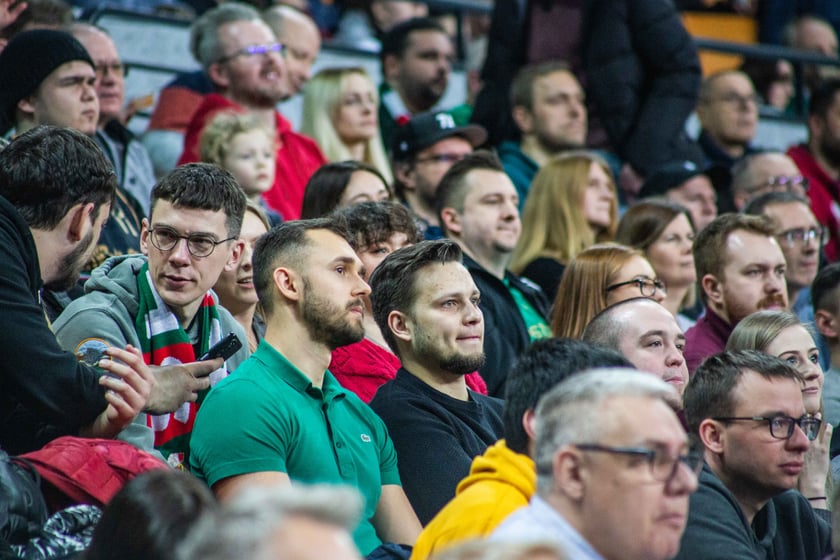 Śląsk Wrocław przegrał z Czarnymi Słupsk w Hali Stulecia. Spotkanie zakończone z wynikiem 74:86 spowodowało, że WKS nie jest już liderem tabeli.&nbsp;