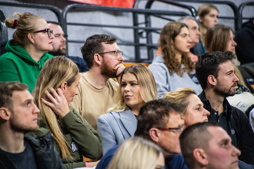 Śląsk Wrocław przegrał z Czarnymi Słupsk w Hali Stulecia. Spotkanie zakończone z wynikiem 74:86 spowodowało, że WKS nie jest już liderem tabeli.&nbsp;