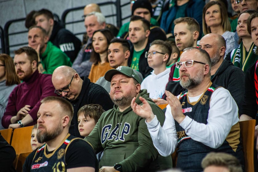 Śląsk Wrocław przegrał z Czarnymi Słupsk w Hali Stulecia. Spotkanie zakończone z wynikiem 74:86 spowodowało, że WKS nie jest już liderem tabeli.&nbsp;