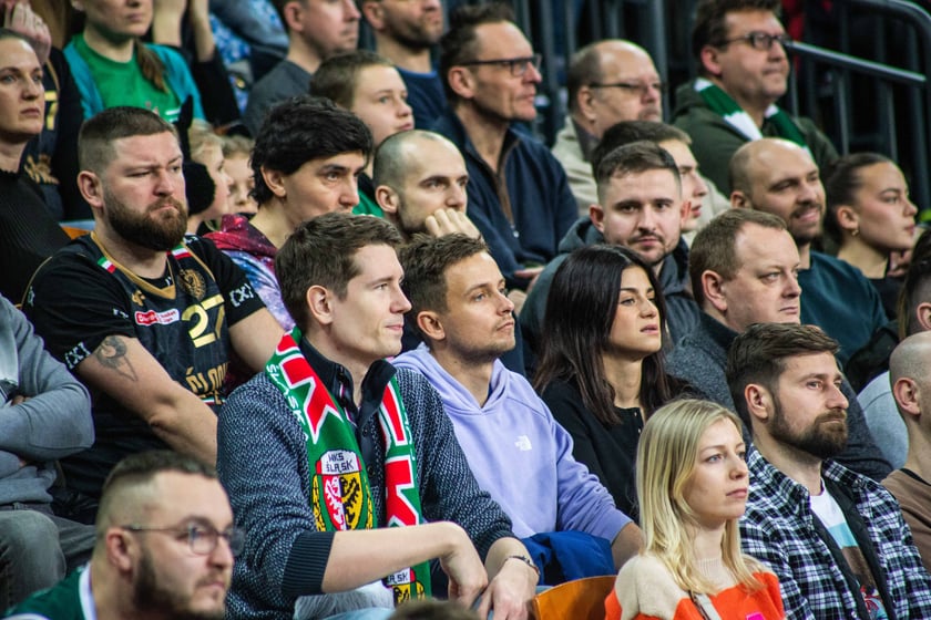 Śląsk Wrocław przegrał z Czarnymi Słupsk w Hali Stulecia. Spotkanie zakończone z wynikiem 74:86 spowodowało, że WKS nie jest już liderem tabeli.&nbsp;
