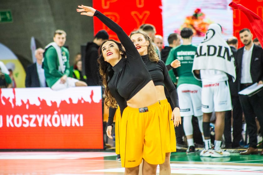 Śląsk Wrocław przegrał z Czarnymi Słupsk w Hali Stulecia. Spotkanie zakończone z wynikiem 74:86 spowodowało, że WKS nie jest już liderem tabeli.&nbsp;