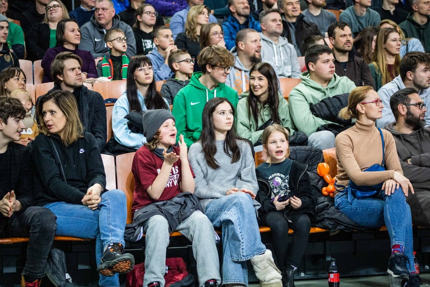 Śląsk Wrocław przegrał z Czarnymi Słupsk w Hali Stulecia. Spotkanie zakończone z wynikiem 74:86 spowodowało, że WKS nie jest już liderem tabeli.&nbsp;