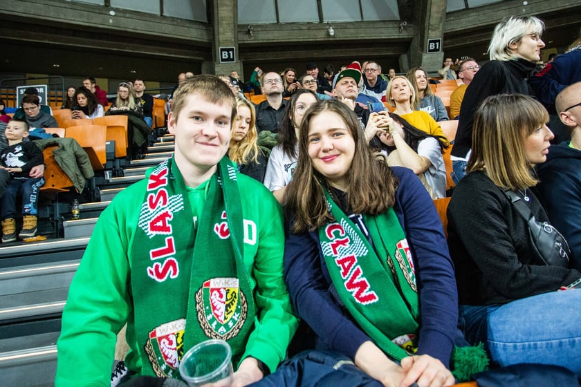 Śląsk Wrocław przegrał z Czarnymi Słupsk w Hali Stulecia. Spotkanie zakończone z wynikiem 74:86 spowodowało, że WKS nie jest już liderem tabeli.&nbsp;