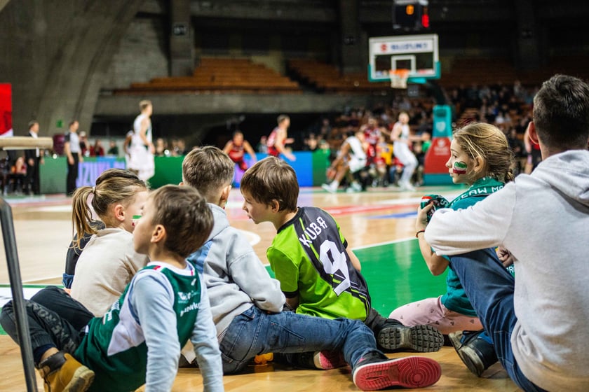 Śląsk Wrocław przegrał z Czarnymi Słupsk w Hali Stulecia. Spotkanie zakończone z wynikiem 74:86 spowodowało, że WKS nie jest już liderem tabeli.&nbsp;
