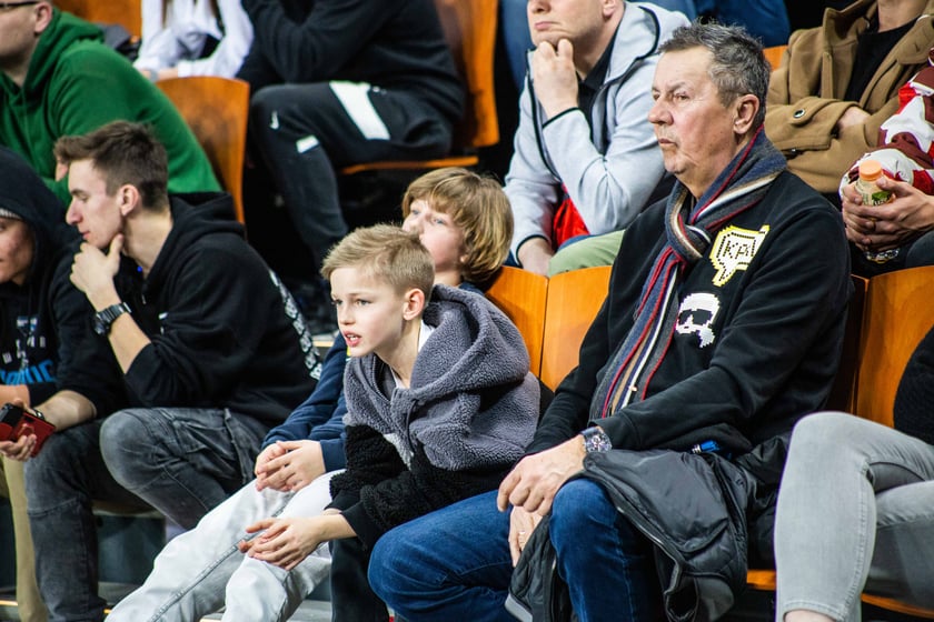 Śląsk Wrocław przegrał z Czarnymi Słupsk w Hali Stulecia. Spotkanie zakończone z wynikiem 74:86 spowodowało, że WKS nie jest już liderem tabeli.&nbsp;