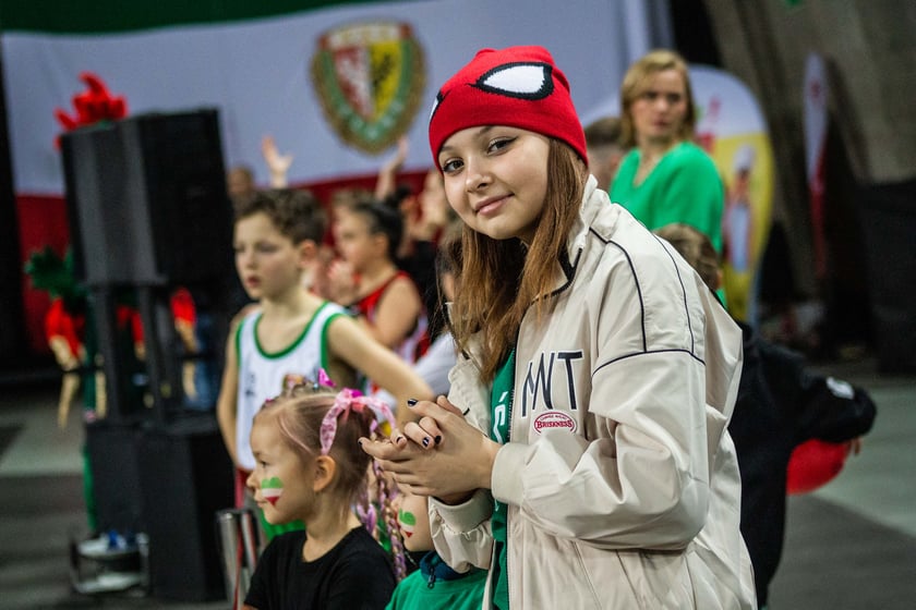 Śląsk Wrocław przegrał z Czarnymi Słupsk w Hali Stulecia. Spotkanie zakończone z wynikiem 74:86 spowodowało, że WKS nie jest już liderem tabeli.&nbsp;