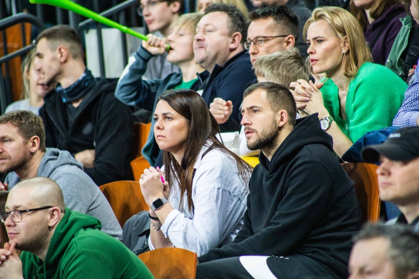 Śląsk Wrocław przegrał z Czarnymi Słupsk w Hali Stulecia. Spotkanie zakończone z wynikiem 74:86 spowodowało, że WKS nie jest już liderem tabeli.&nbsp;