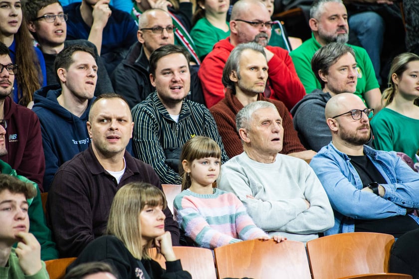 Śląsk Wrocław przegrał z Czarnymi Słupsk w Hali Stulecia. Spotkanie zakończone z wynikiem 74:86 spowodowało, że WKS nie jest już liderem tabeli.&nbsp;