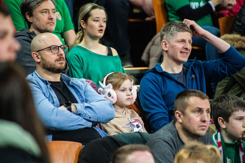 Śląsk Wrocław przegrał z Czarnymi Słupsk w Hali Stulecia. Spotkanie zakończone z wynikiem 74:86 spowodowało, że WKS nie jest już liderem tabeli.&nbsp;