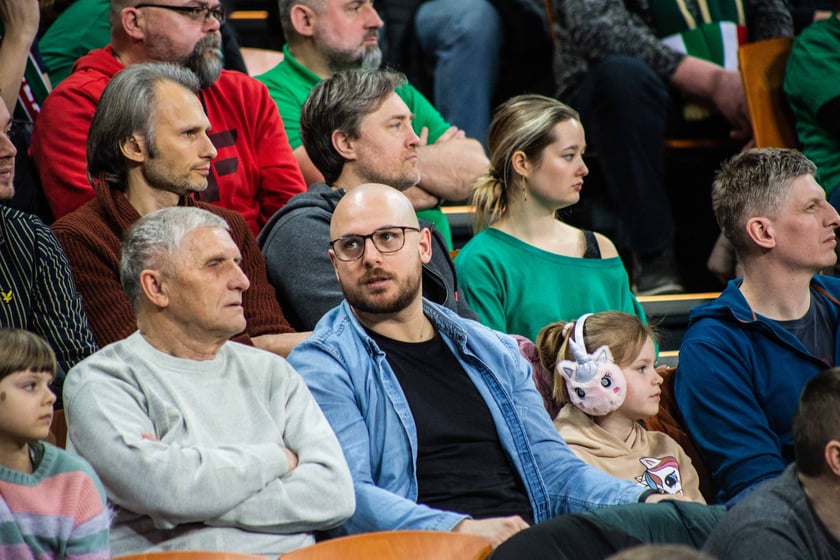 Śląsk Wrocław przegrał z Czarnymi Słupsk w Hali Stulecia. Spotkanie zakończone z wynikiem 74:86 spowodowało, że WKS nie jest już liderem tabeli.&nbsp;