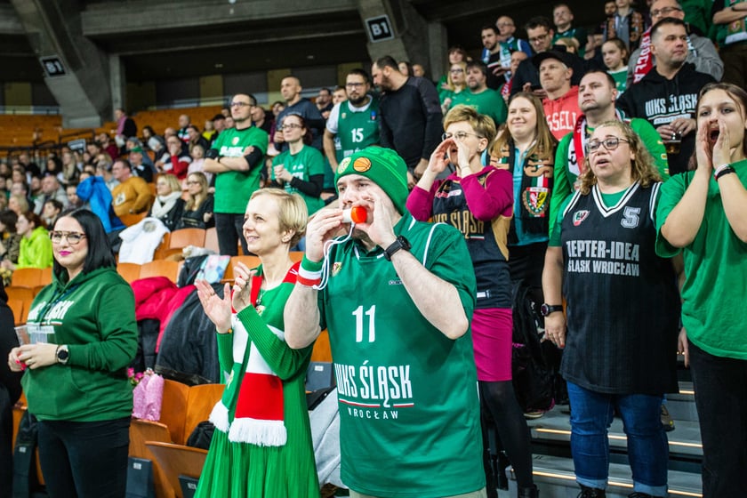 Śląsk Wrocław przegrał z Czarnymi Słupsk w Hali Stulecia. Spotkanie zakończone z wynikiem 74:86 spowodowało, że WKS nie jest już liderem tabeli.&nbsp;