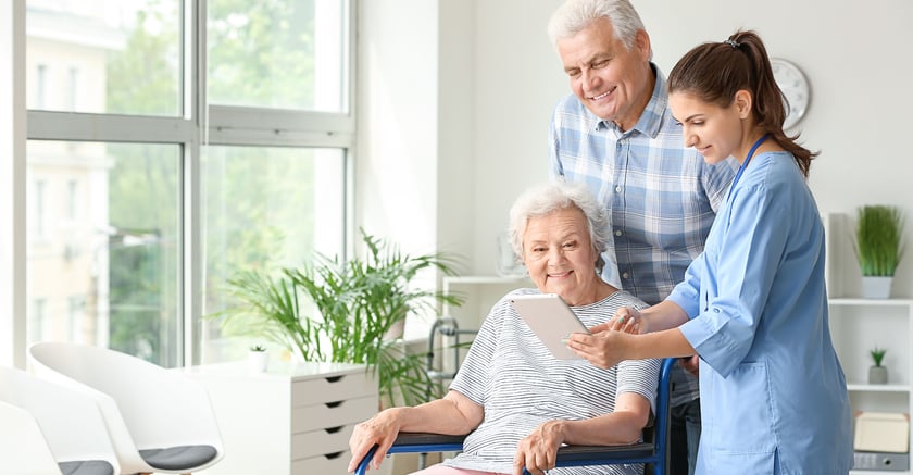 Dodatkowa emerytura dla senior&oacute;w. Kto ją otrzyma?
Wraz z setnymi urodzinami seniorzy otrzymują specjalne, comiesięczne świadczenie honorowe. Wysokość tej &bdquo;dodatkowej emerytury&rdquo; jest r&oacute;żna. Wszystko zależy od tzw. kwoty bazowej, kt&oacute;ra obowiązuje w dniu ich setnych urodzin. Stanowi ona 100 proc. przeciętnego wynagrodzenia za rok poprzedni pomniejszonego o składki na ubezpieczenie społeczne.
Jeszcze do końca lutego tego roku ta specjalna emerytura dodatkowo wynosi: 4 944,79 zł brutto. Wysokość kwoty dla 100 latk&oacute;w jest ustalana każdego roku począwszy od marca do lutego roku następnego. Seniorzy, kt&oacute;rzy setne urodziny będą obchodzić od 1 marca 2023 roku do 29 lutego 2024 roku, otrzymają wyższe świadczenie niż w ubiegłym roku - w kwocie 5540,25 zł brutto miesięcznie, co stanowi wzrost o 595,46 zł brutto.
&ndash; Ze względu na to, że wysokość kwoty przeznaczonej dla stulatk&oacute;w jest ustalana każdego roku, dlatego ta specjalna &bdquo;emerytura dla stulatk&oacute;w&rdquo; jest, co roku w innej wysokości, ale raz przyznana nie ulega zmianie i jest wypłacana do końca życia w tej samej wysokości &ndash; m&oacute;wi Iwona Kowalska-Matis Regionalny Rzecznik Prasowy ZUS na Dolnym Śląsku.
&nbsp;
Rzeczniczka zaznacza, że podana liczba to są tylko te osoby, kt&oacute;re dostają swoje comiesięczne pieniądze z ZUS. Niekt&oacute;rzy dostają emerytury np. z KRUS czy emerytury mundurowe, więc z pewnością wiekowych senior&oacute;w jest na Dolnym Śląsku więcej niż ci, kt&oacute;rzy są w rejestrach ZUS.