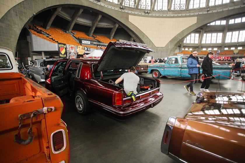 Kustomhead - tłumy wrocławian podziwiają zabytkowe pojazdy w Hali Stulecia