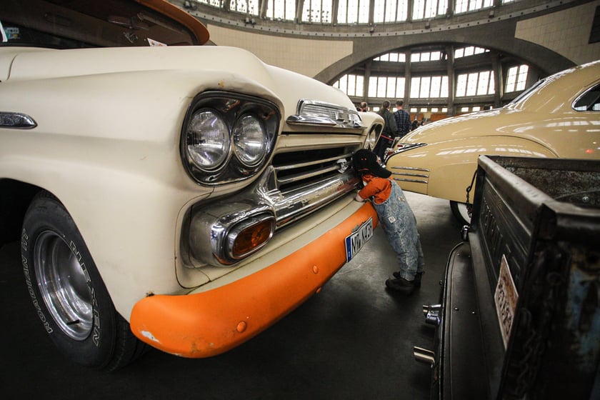 Kustomhead - tłumy wrocławian podziwiają zabytkowe pojazdy w Hali Stulecia