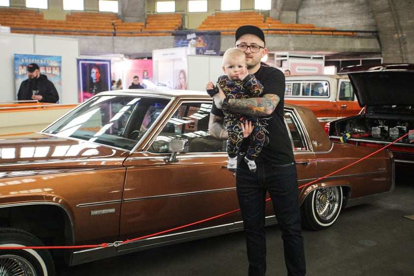 Kustomhead - tłumy wrocławian podziwiają zabytkowe pojazdy w Hali Stulecia