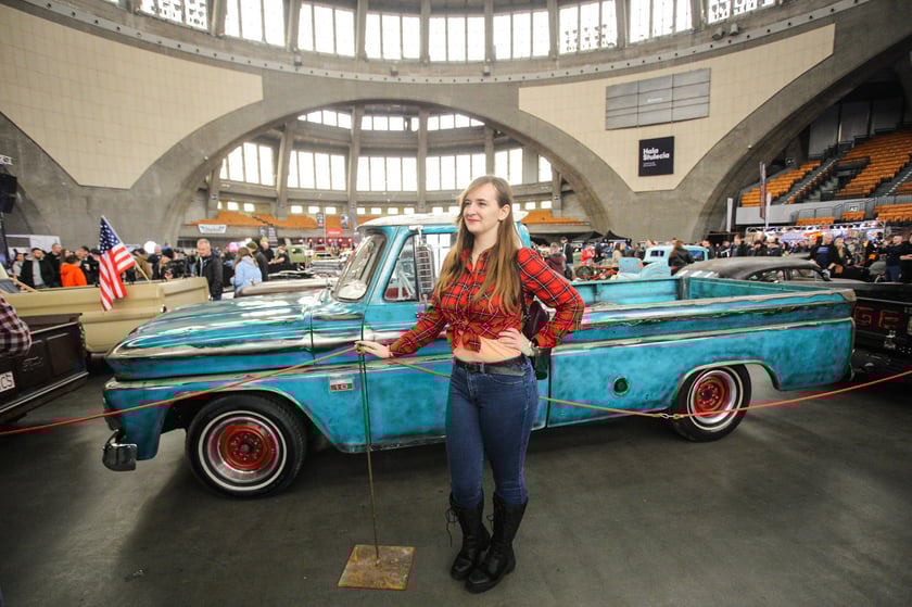 Kustomhead - tłumy wrocławian podziwiają zabytkowe pojazdy w Hali Stulecia