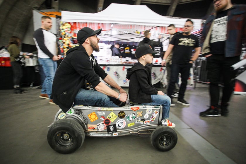 Kustomhead - tłumy wrocławian podziwiają zabytkowe pojazdy w Hali Stulecia