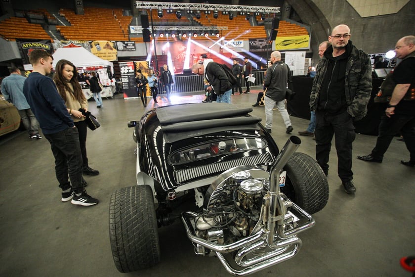 Kustomhead - tłumy wrocławian podziwiają zabytkowe pojazdy w Hali Stulecia