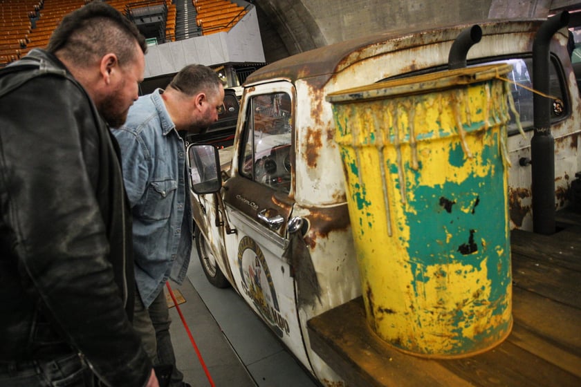 Kustomhead - tłumy wrocławian podziwiają zabytkowe pojazdy w Hali Stulecia