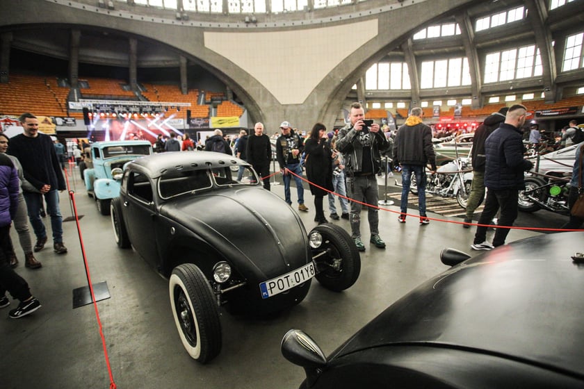 Kustomhead - tłumy wrocławian podziwiają zabytkowe pojazdy w Hali Stulecia