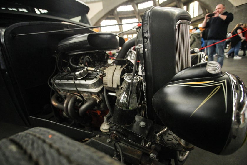 Kustomhead - tłumy wrocławian podziwiają zabytkowe pojazdy w Hali Stulecia