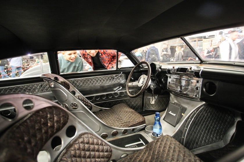 Kustomhead - tłumy wrocławian podziwiają zabytkowe pojazdy w Hali Stulecia