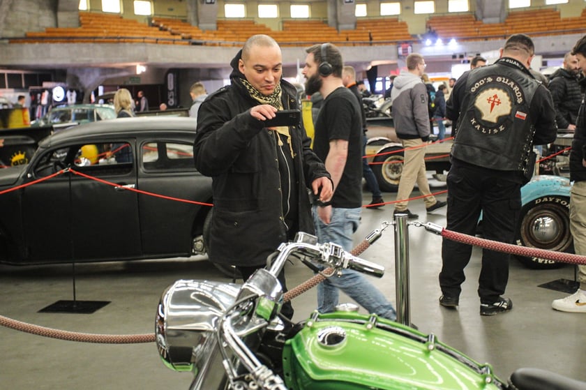 Kustomhead - tłumy wrocławian podziwiają zabytkowe pojazdy w Hali Stulecia