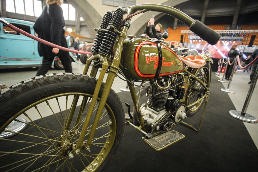 Kustomhead - tłumy wrocławian podziwiają zabytkowe pojazdy w Hali Stulecia