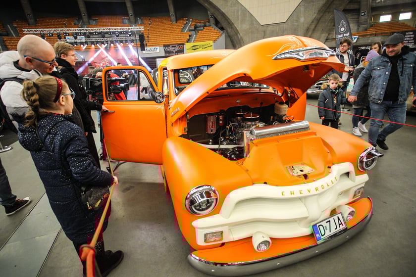 Kustomhead - tłumy wrocławian podziwiają zabytkowe pojazdy w Hali Stulecia