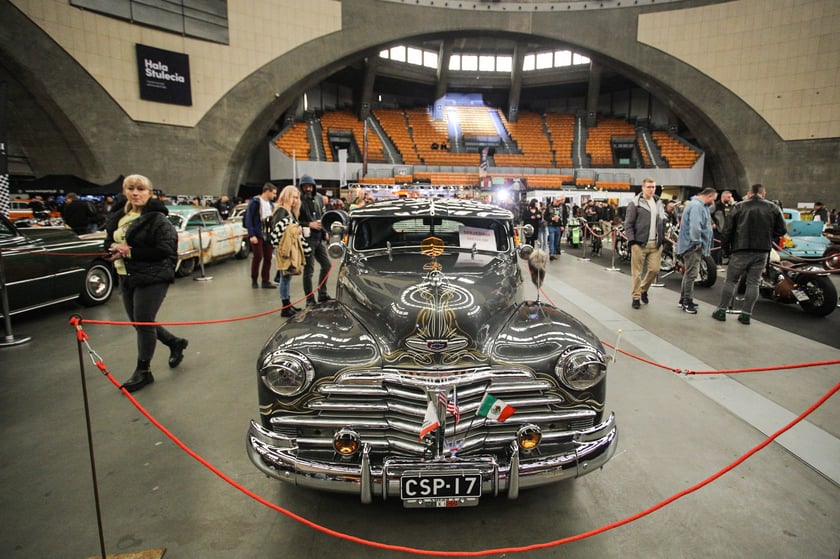 Kustomhead - tłumy wrocławian podziwiają zabytkowe pojazdy w Hali Stulecia