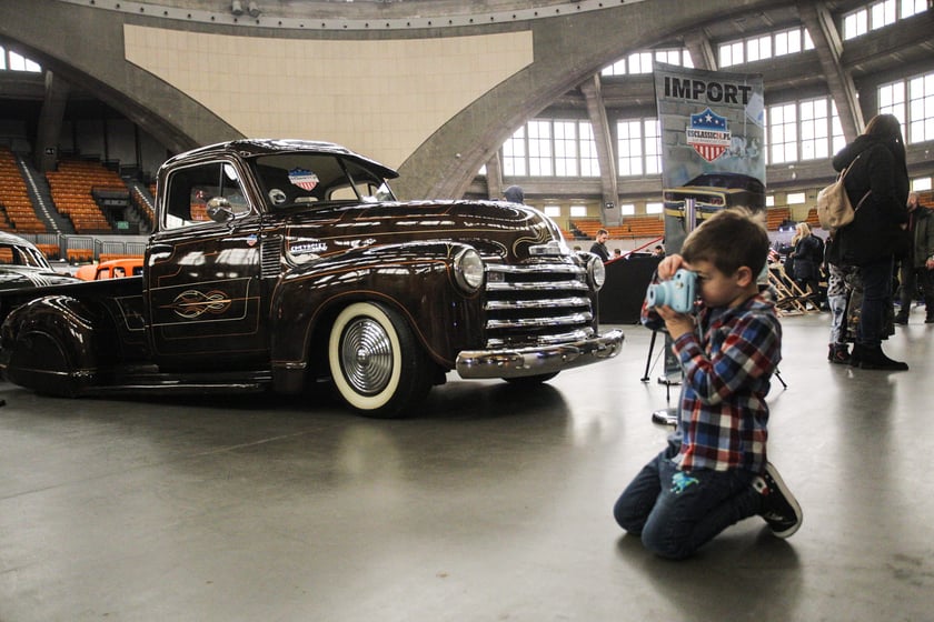 Kustomhead - tłumy wrocławian podziwiają zabytkowe pojazdy w Hali Stulecia